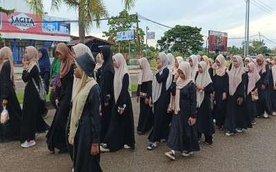 Semangat Harlah NU ke-103, SMP Al-Ma’arif NU Merauke Ambil Bagian dalam Kirab