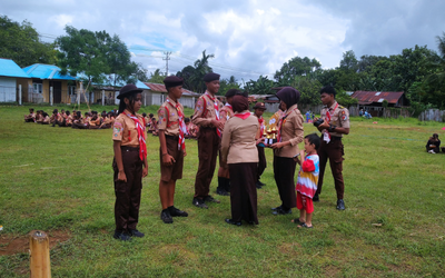 penerimaan piala lomba cerdas cermat pramuka